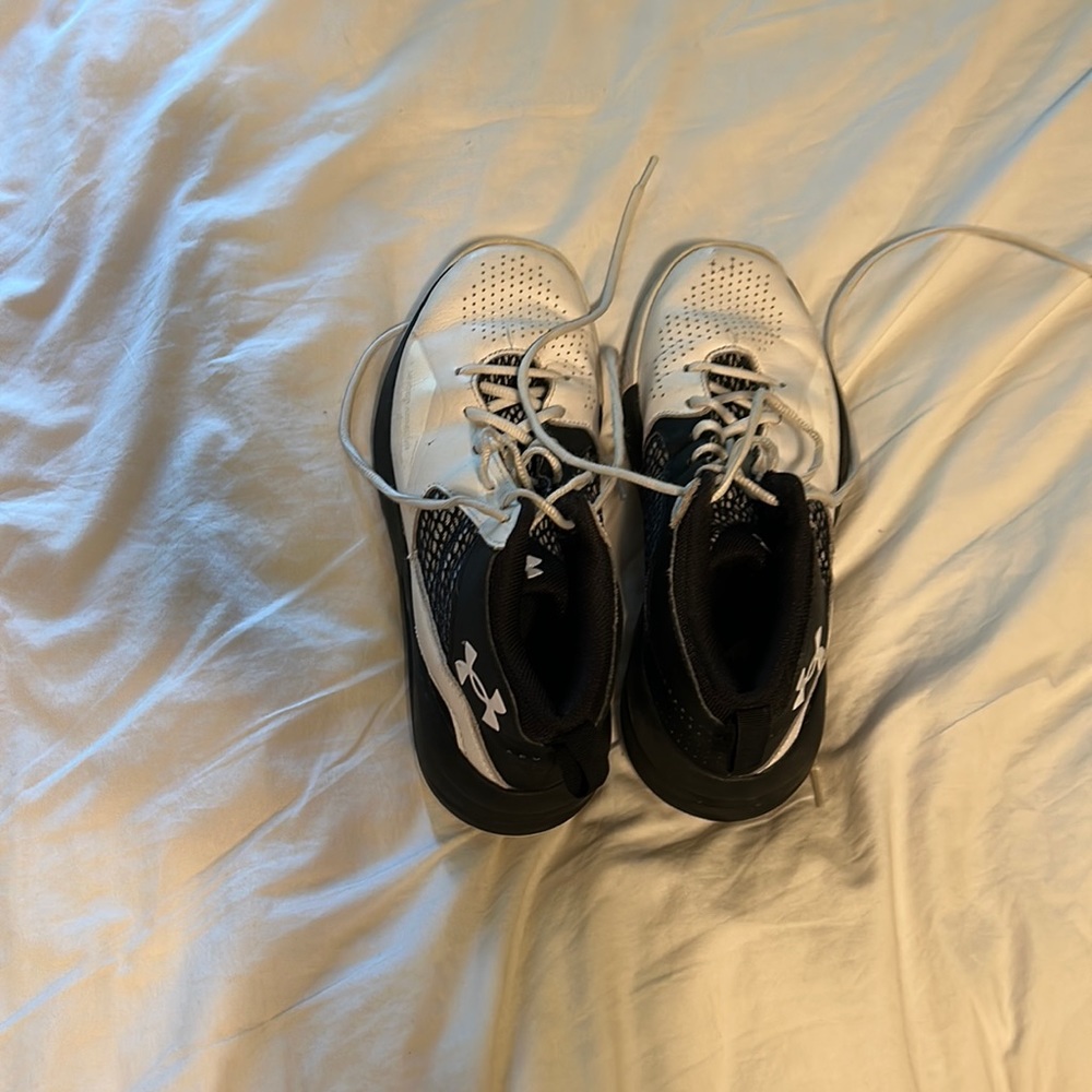 Basketball shoes